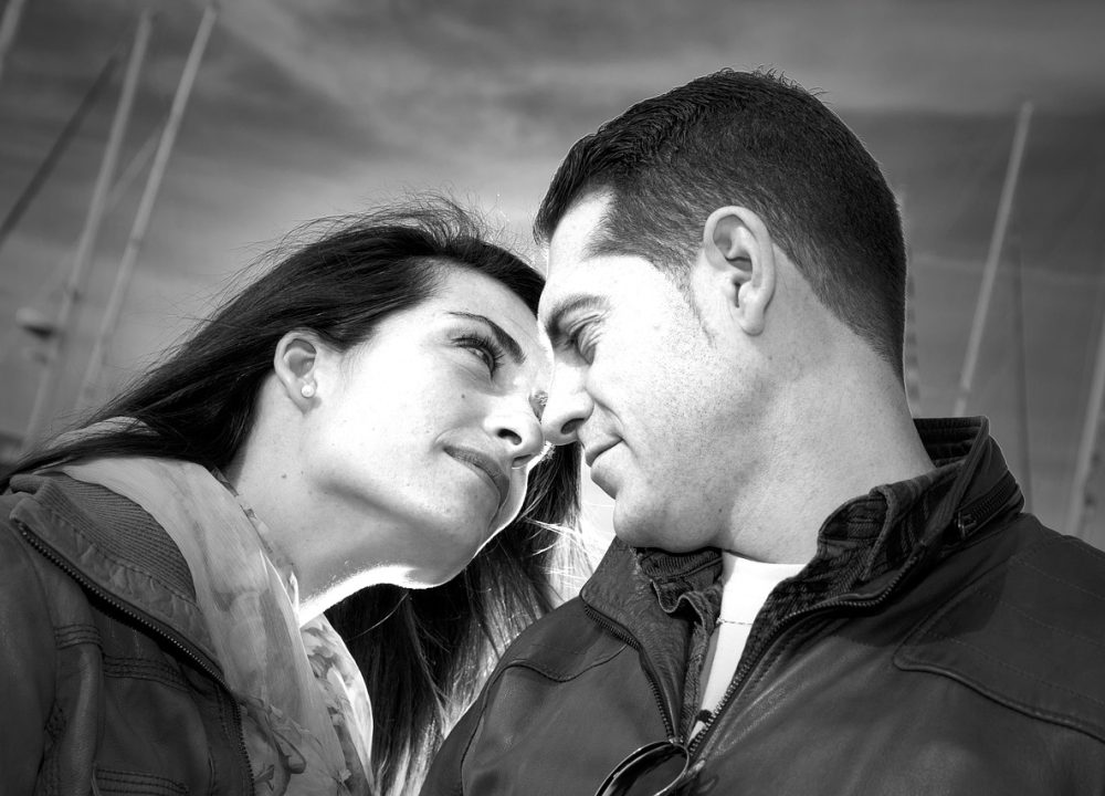 简历模板下载 App 的分页预览界面，右侧用橙色标记出超出单页范围的三行内容，并给出精简建议